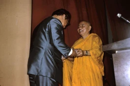 Giáo sư Trần Văn Khê với Trưởng lão Hòa thượng Thích Minh Châu tại một buổi thuyết trình ở Đại học Vạn Hạnh năm 1974 - Ảnh: GS Trần Văn Khê cung cấp cho Báo Giác Ngộ